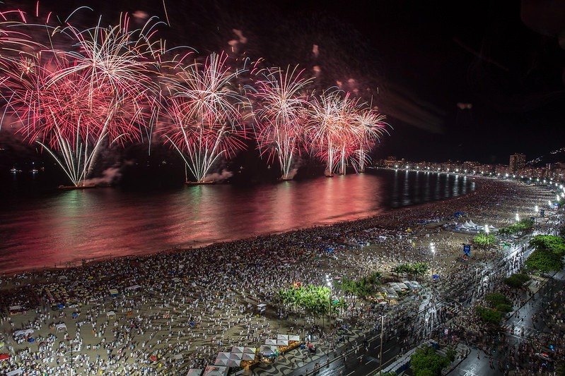 Empresa de Florianópolis é responsável pelo show de fogos em Copacabana e Santos
