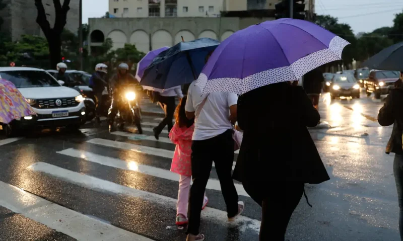 Ciclone põe seis estados em alerta com risco de 200 mm de chuva