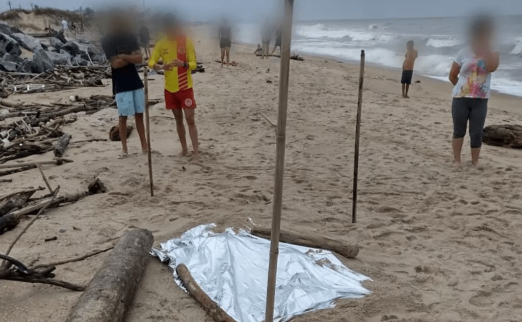 Mistério: banhistas encontram corpo sem cabeça em praia de SC