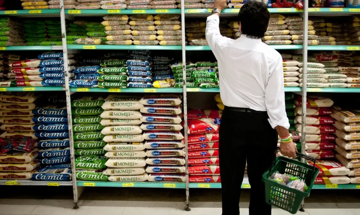 Supermercados fecham aos domingos e dividem opiniões