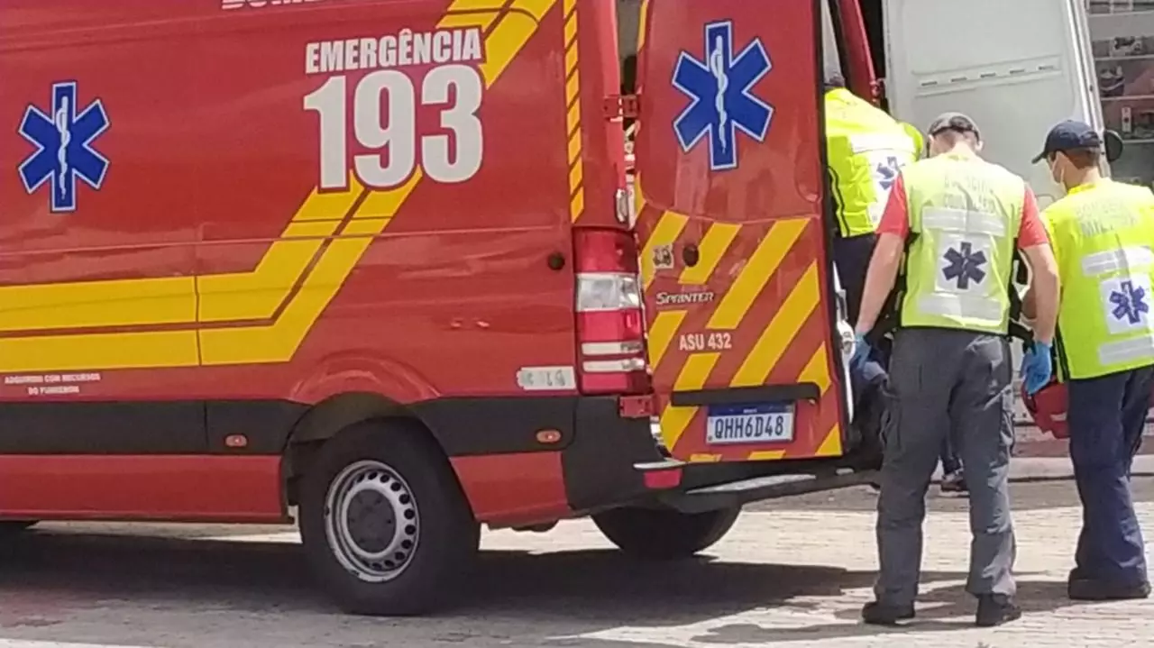 Brusque: idoso tem mal súbito e bate em poste no bairro Bateas