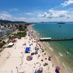 Prefeitura abre edital para ambulantes de praia em Florianópolis
