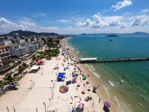 Prefeitura abre edital para ambulantes de praia em Florianópolis