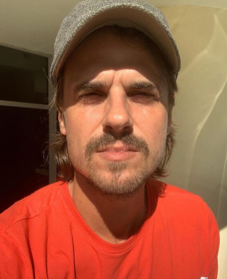 Ex-ator de malhação vira empreendedor na praia de Copacabana