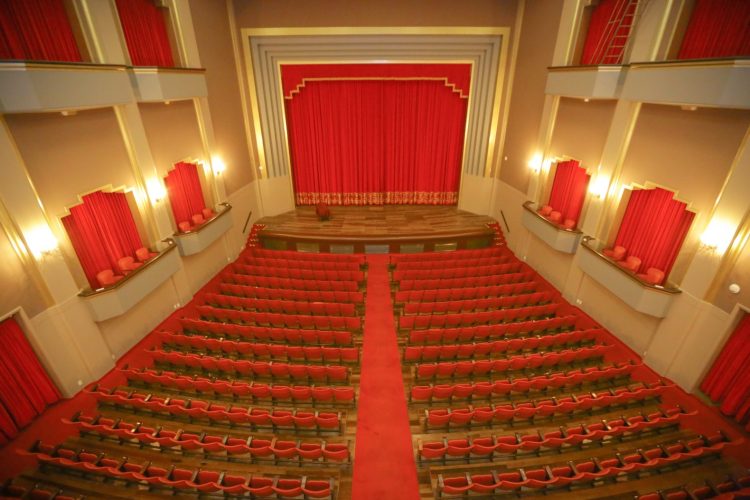 Auditório principal do Teatro Carlos Gomes passa por reforma; veja fotos