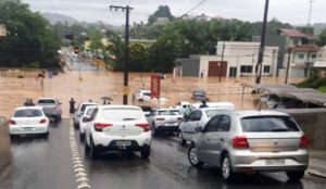 Chuva intensa provoca enxurrada e alagamentos em SC