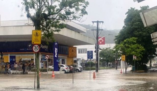 Vídeo: Joinville enfrenta alagamentos e entra em alerta laranja