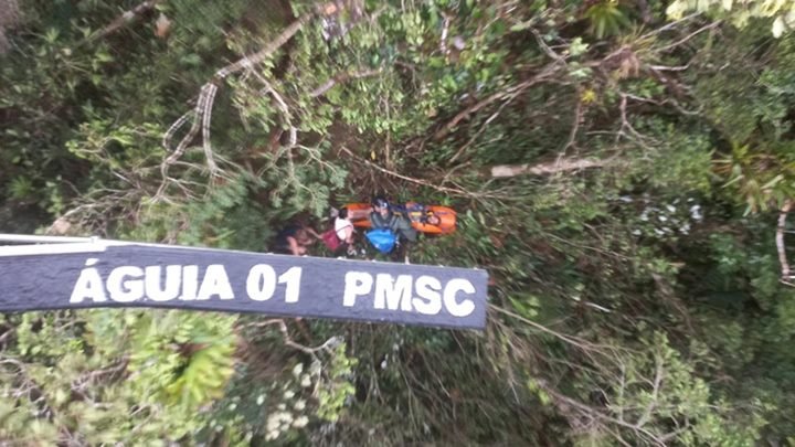 Helicóptero da PM resgata casal ferido em trilha de Garuva