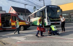 Depois de ser atropelada por ônibus em Brusque, mulher relata agressões