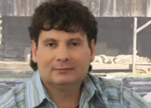 Empresário e cantor Sérgio Corrêa tinha porte de arma, diz polícia