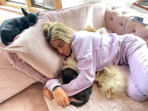 Modelo britânica doa cachorro por não ser “Instagramável”