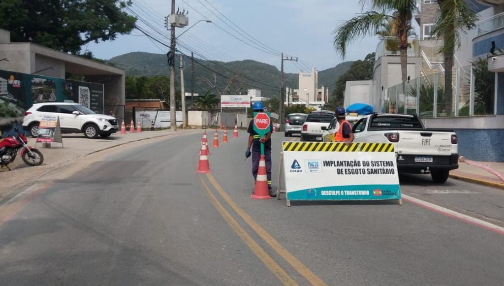 Obras da Casan alteram trânsito e rota de ônibus na Capital
