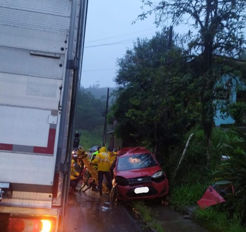 Batida entre carro e caminhão deixa motorista ferido em Brusque