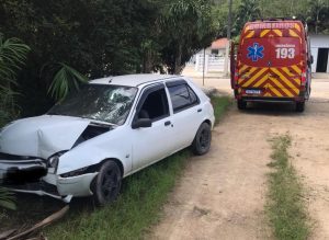 Mulher fica gravemente ferida ao bater com o carro em poste