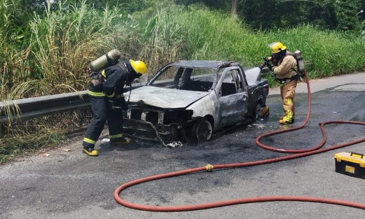 Vídeo: veículo pega fogo na serra entre Pomerode e Jaraguá do Sul