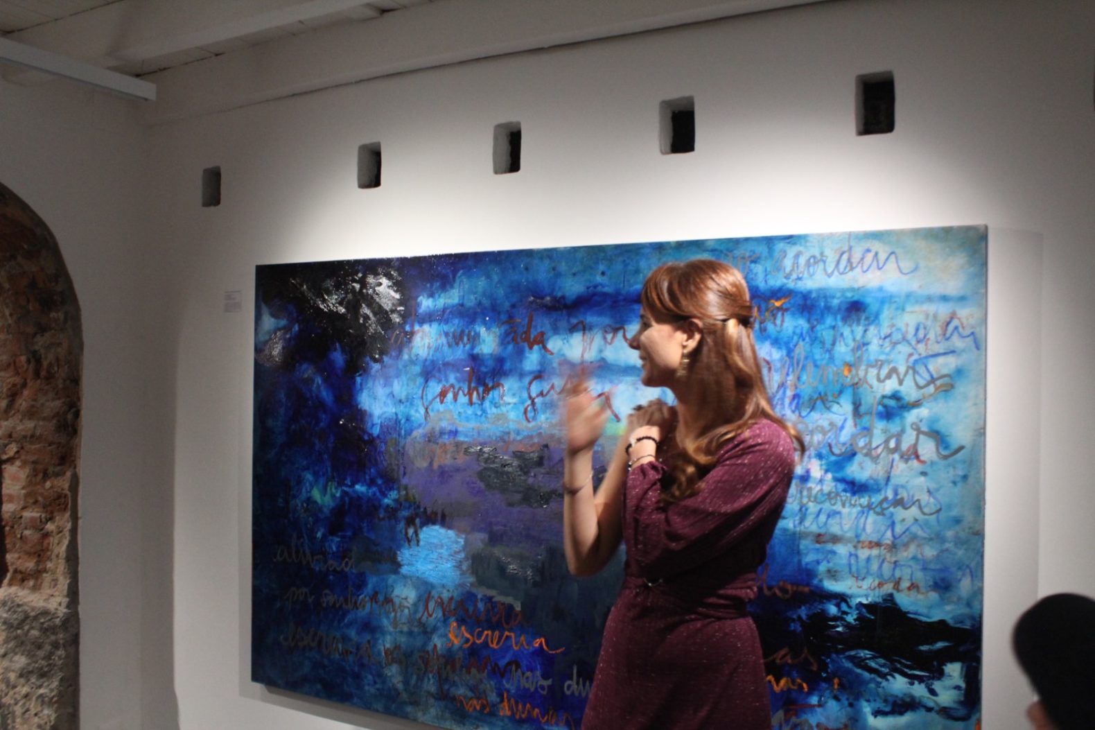 Exposição de arte em Florianópolis expõe a voz e a mudez feminina