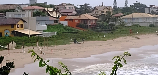 Polícia tenta identificar corpo de mulher que apareceu em praia de SC
