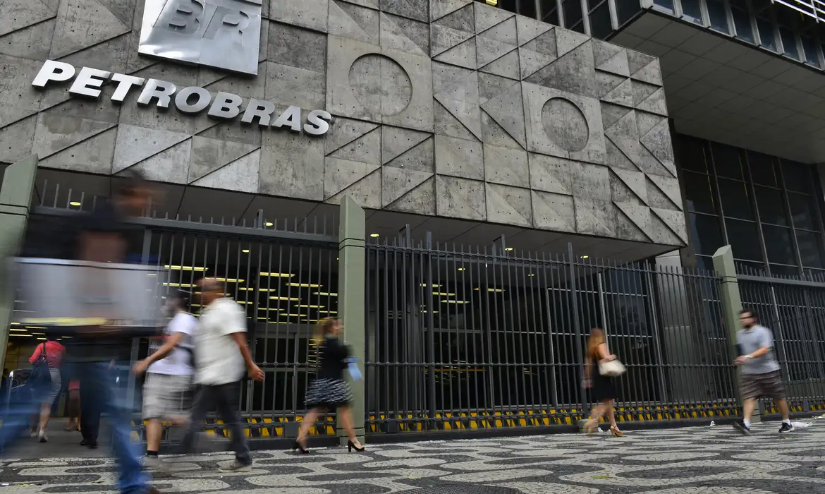 Petrobras sobe preço do querosene de aviação em abril