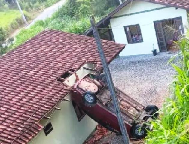 Carro despenca em cima de moradia e motorista desaparece em SC