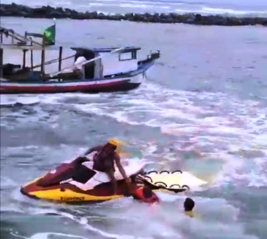 Vídeo: barco pequeno naufraga e quatro turistas são resgatados do mar em SC