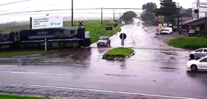 Vídeo: trem bate em carro que parou sobre os trilhos em SC