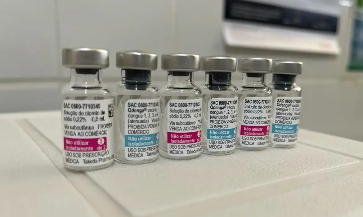 Primeiras doses da vacina do SUS contra a dengue chegam no Brasil
