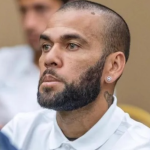 Após sair da prisão, Daniel Alves pode voltar aos campos em 2026