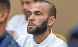 Daniel Alves é condenado a 4 anos de prisão por estupro na Espanha
