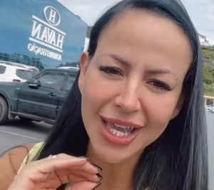 Vídeo: influenciadora vai jogar R$ 10 mil de guindaste em Brusque