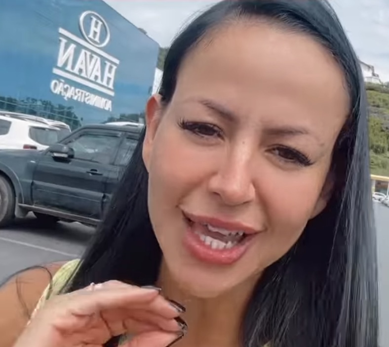 Vídeo: influenciadora vai jogar R$ 10 mil de guindaste em Brusque
