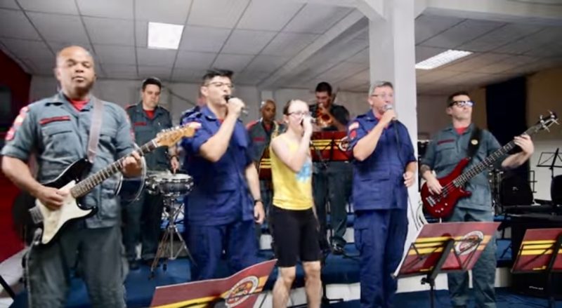 Corpo de Bombeiro Militar realiza baile para crianças do Projeto Golfinho