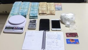 Vale: traficante é preso com R$ 40 mil no carro e drogas em casa