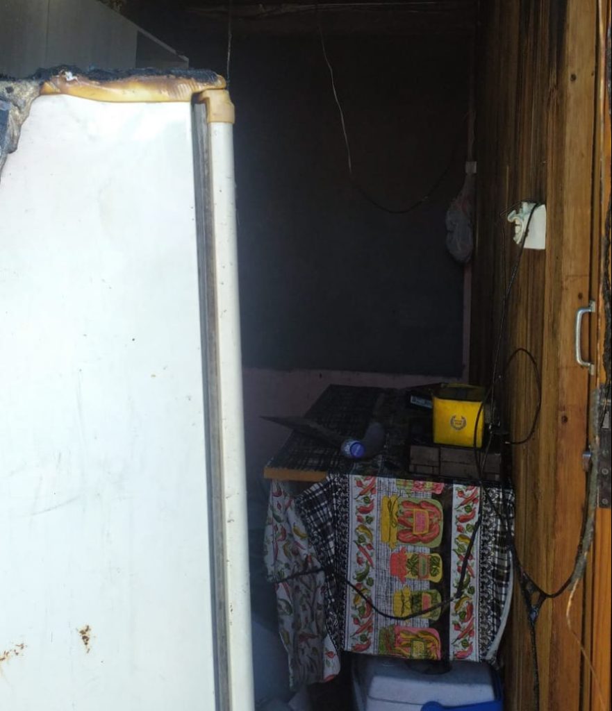 Casa pega fogo em Brusque e vizinhos conseguem apagar as chamas