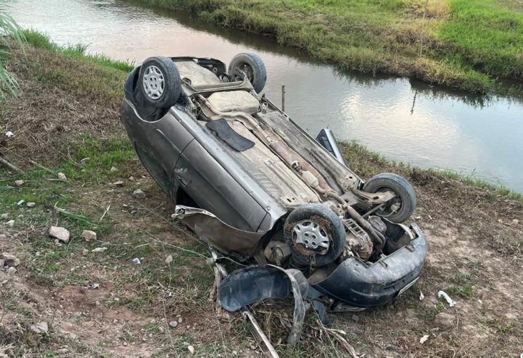 Ilhota: carro capotado na Estrada Geral do Baú mobiliza bombeiros