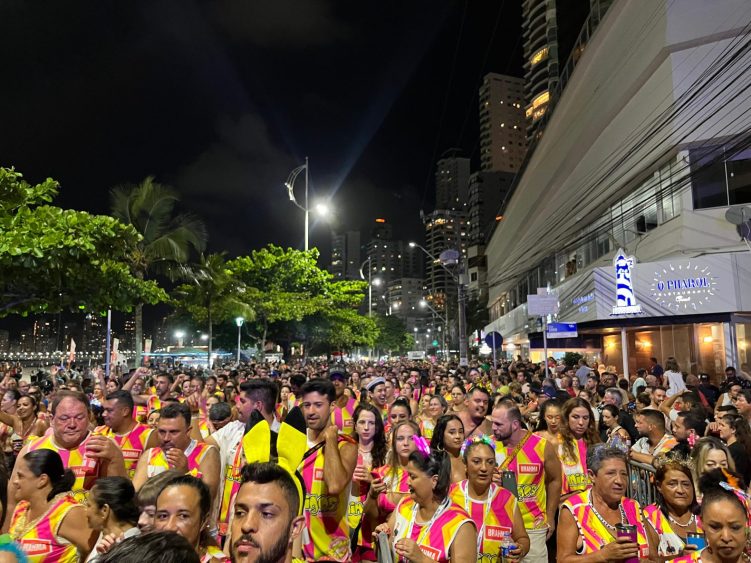 Carnaval de Balneário Camboriú leva 25 mil pessoas para a Avenida Atlântica