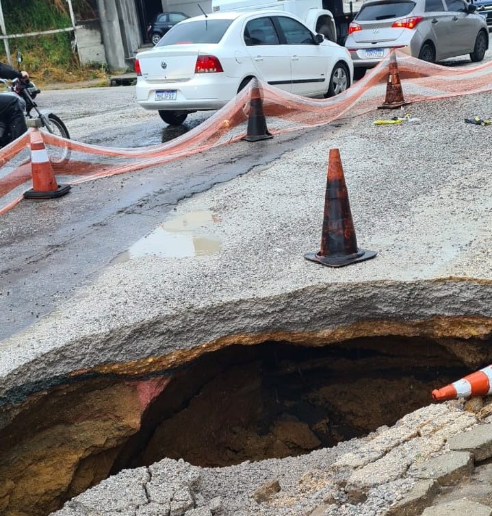 Grande buraco surge na avenida Primeiro de Maio em Brusque