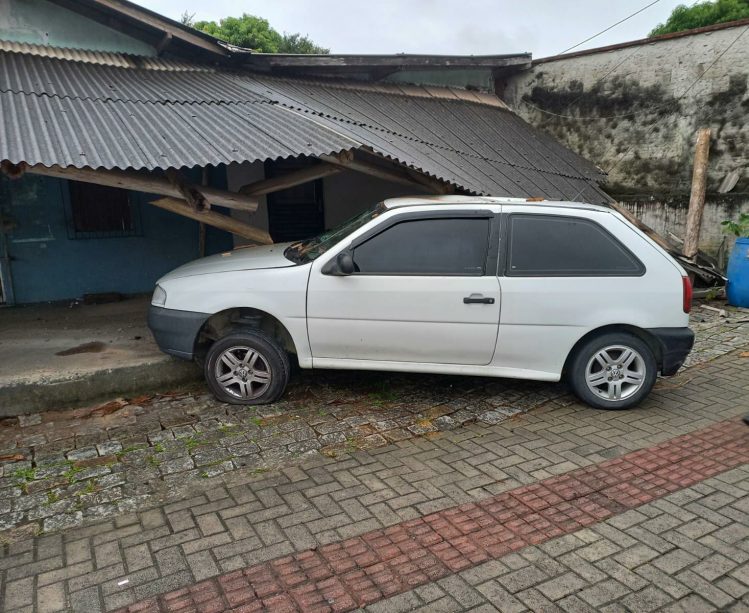 Após batida com outro carro, veículo atinge fachada de imóvel
