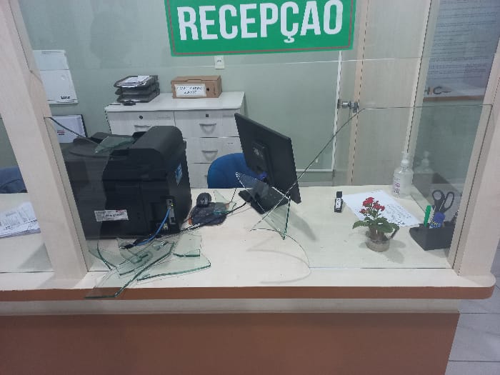 Paciente em surto psicótico quebra vidro de recepção de hospital em SC