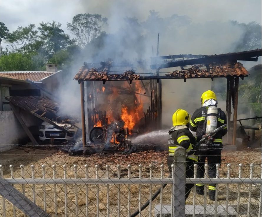 Incêndio em casa de madeira mobiliza bombeiros de Guabiruba e Brusque