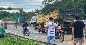 Caminhão destrói mureta e deixa motorista ferido na BR-101