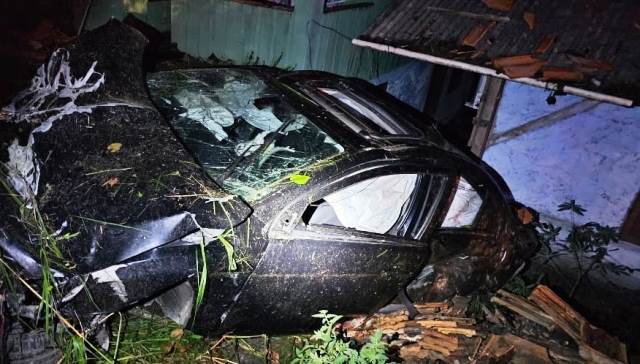 Carro bate em poste, atinge casa e deixa duas pessoas feridas