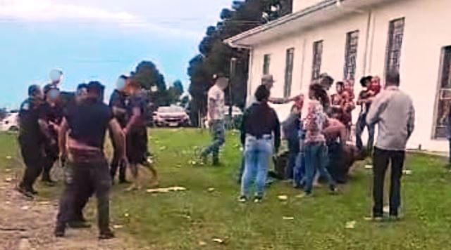Vídeo: festa de igreja termina em confusão e pancadaria em SC