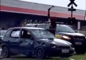 Vídeo: em dia de fúria, motorista destrói carro após cair em blitz