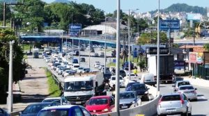 Colisões travam trânsito em Florianópolis e provocam longas filas