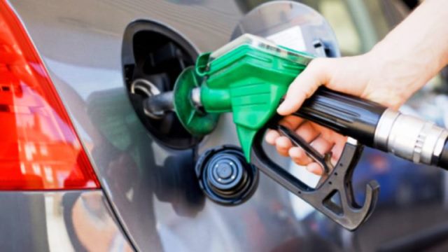 Preço da gasolina cai 5,2% para distribuidoras partir desta terça-feira