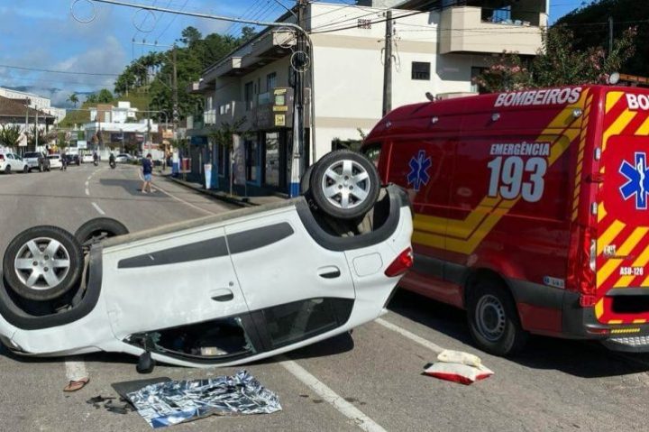 Motorista fica ferida ao bater em carro parado e depois capotar veículo