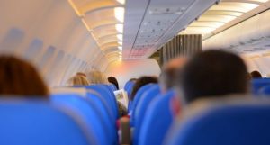 Turbulência faz avião cair 90 metros e deixa 12 feridos