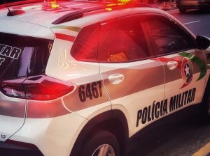 Trio pratica roubo à residência com arma falsa, mas acaba preso