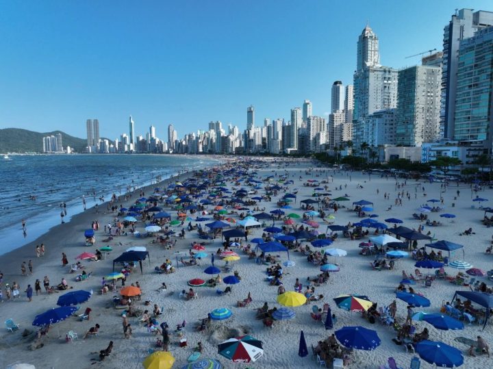 Mais de 1,5 milhão de turistas visitaram Balneário Camboriú no verão