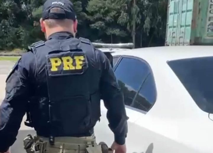 PRF flagra 3 adolescentes em carro: eles vinham do PR para SC